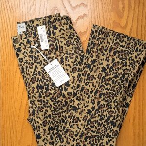 Kickout crop silhouette in leopard stretch chino.